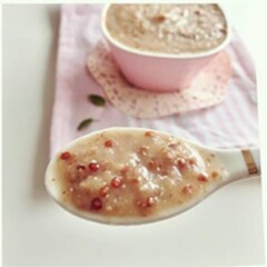 a spoon with quinoa and baby food puree on the end.