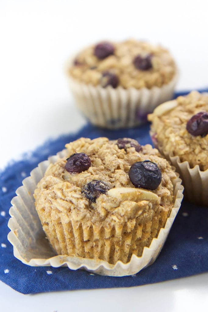 Oatmeal cup with blueberries and almonds.
