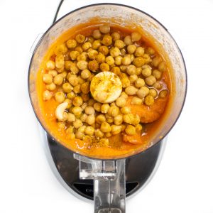 Mixer voller gesunder Zutaten für einen Hummus für Kleinkinder.