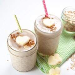 2 glasses of apple pie smoothie with heart apples and cinnamon on top.