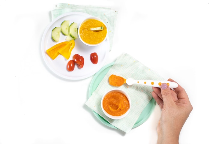  Dos platos diferentes con receta: uno es un dip cargado de verduras para niños pequeños y el otro es un tazón pequeño de puré cargado de verduras para bebés.