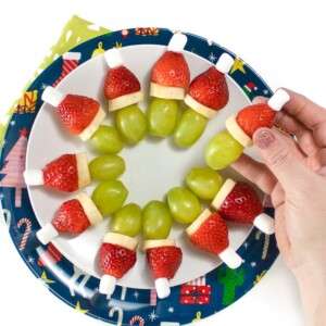 round plate with grinch kabobs in a circle.